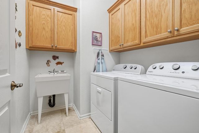 150 Rockmont Cir, Sacramento, CA 95835