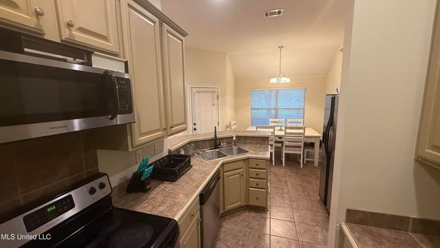 13 S Bridle Bend, Hattiesburg, MS 39402