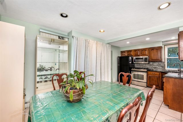 32 Sunset Avenue, Farmingdale, NY 11735