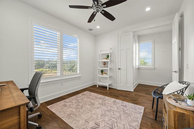5717 Lost Horizon DR 12, Austin, TX 78759