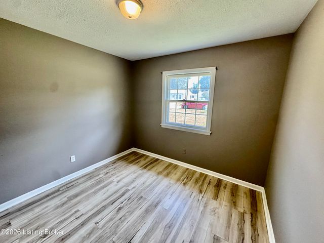 7818 Bramble Ln, Louisville, KY 40258