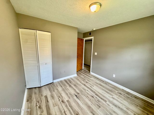 7818 Bramble Ln, Louisville, KY 40258