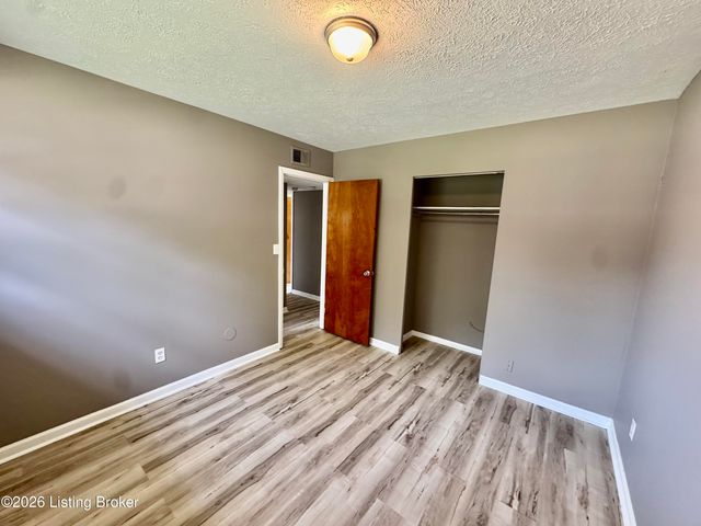 7818 Bramble Ln, Louisville, KY 40258
