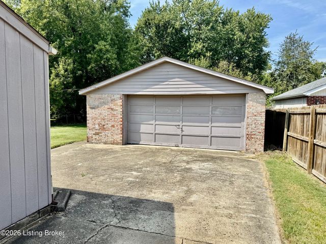 7818 Bramble Ln, Louisville, KY 40258