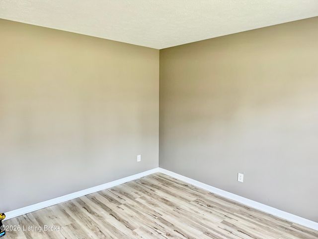 7818 Bramble Ln, Louisville, KY 40258