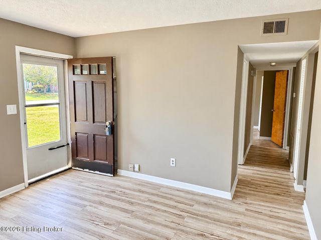 7818 Bramble Ln, Louisville, KY 40258