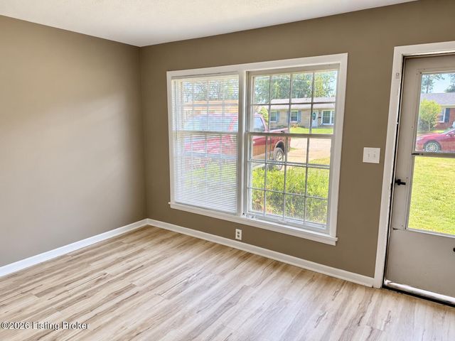 7818 Bramble Ln, Louisville, KY 40258