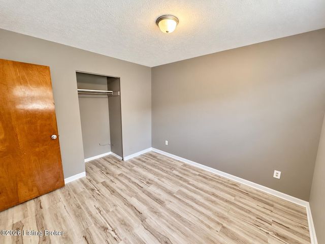 7818 Bramble Ln, Louisville, KY 40258