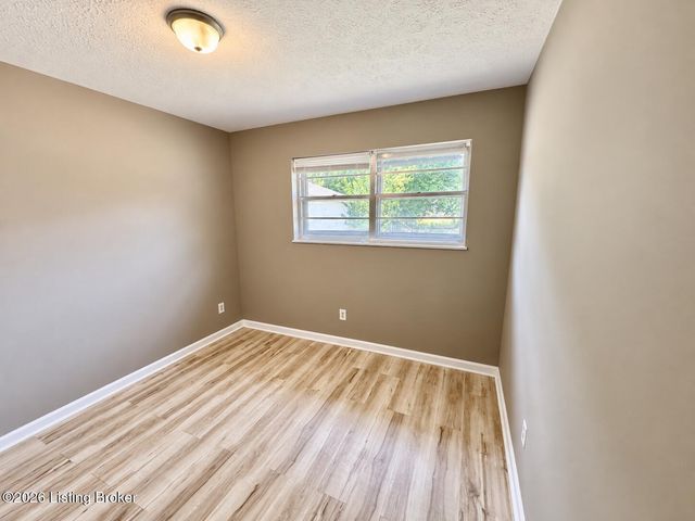 7818 Bramble Ln, Louisville, KY 40258