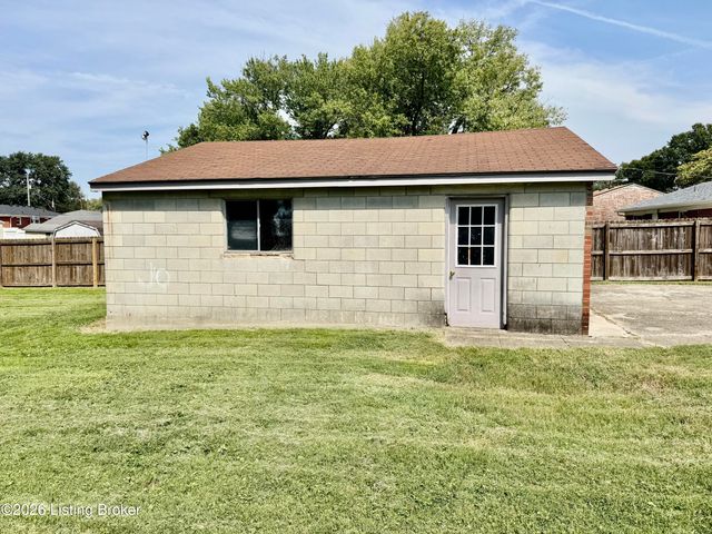 7818 Bramble Ln, Louisville, KY 40258