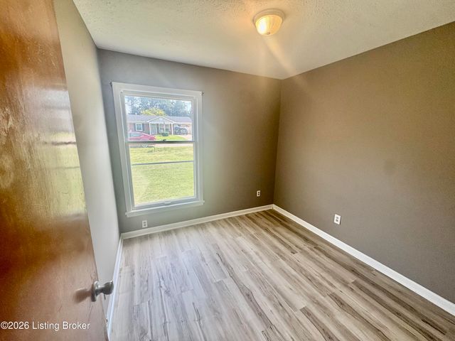 7818 Bramble Ln, Louisville, KY 40258