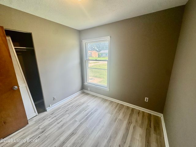 7818 Bramble Ln, Louisville, KY 40258