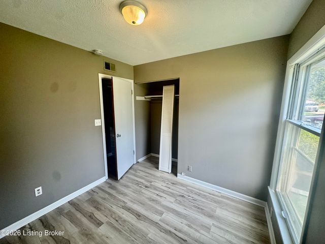 7818 Bramble Ln, Louisville, KY 40258