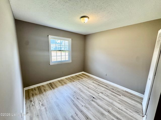 7818 Bramble Ln, Louisville, KY 40258
