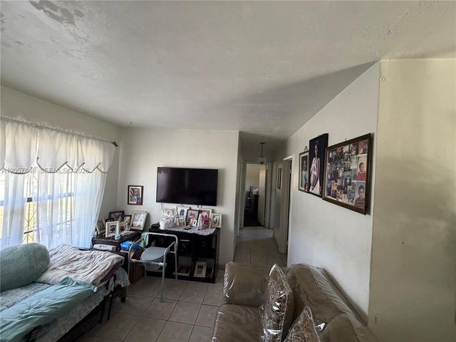 3202 NW 182nd St, Miami Gardens, FL 33056