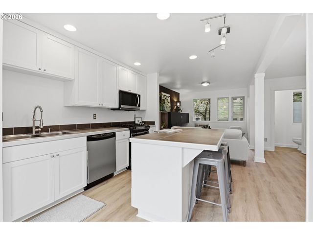 8526 N SYRACUSE St, Portland, OR 97203