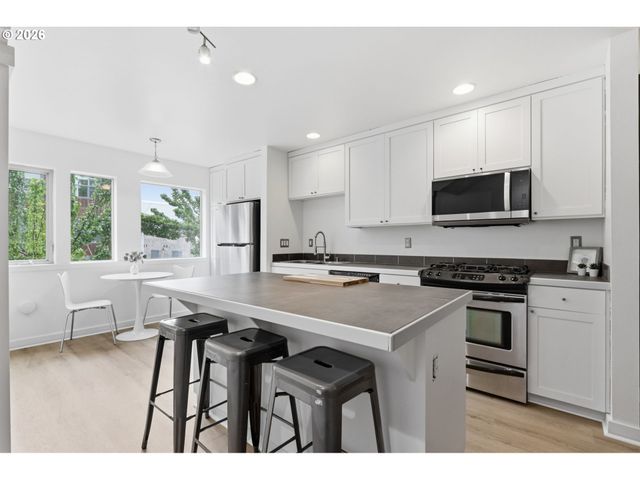 8526 N SYRACUSE St, Portland, OR 97203