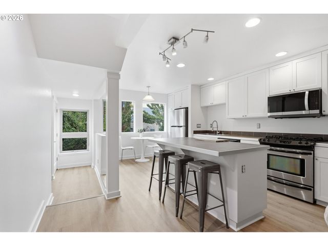8526 N SYRACUSE St, Portland, OR 97203