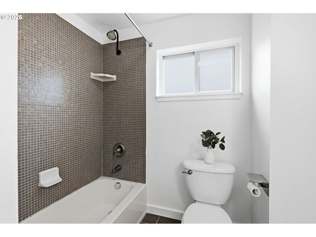 8526 N SYRACUSE St, Portland, OR 97203