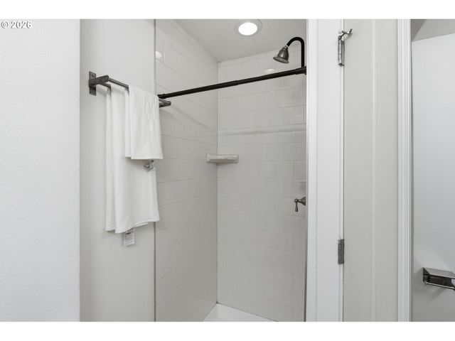 8526 N SYRACUSE St, Portland, OR 97203