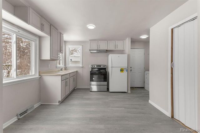 28643 Beechwood Street, Garden City, MI 48135