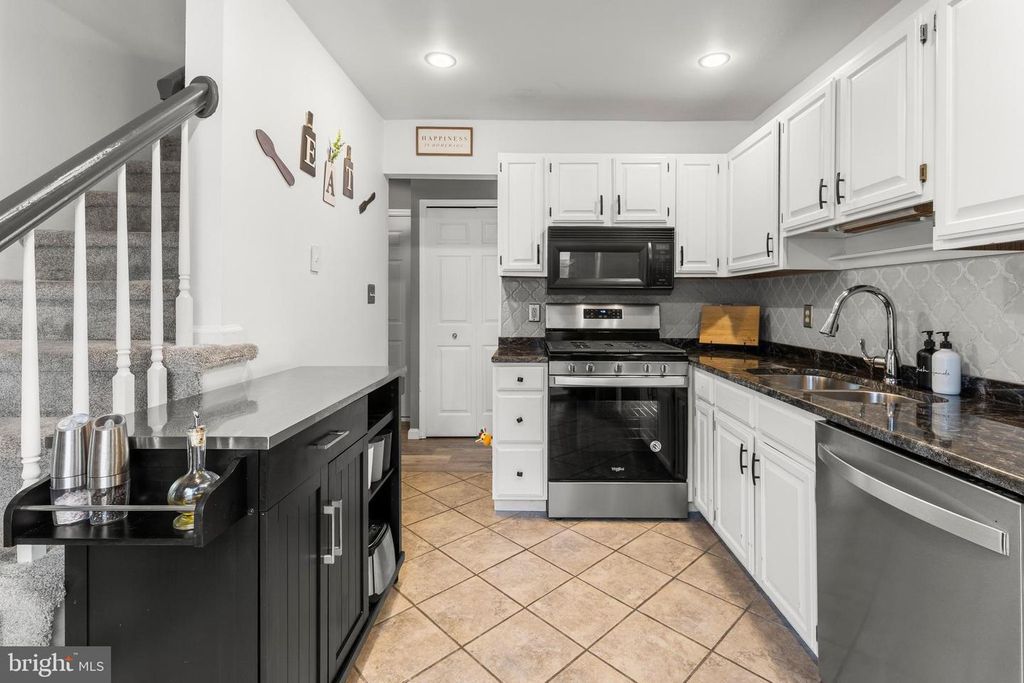 Image 9 of property listing at 309 PARKLAWN CT, Lancaster, PA 17601
