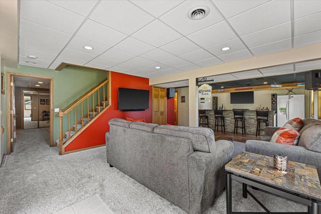 W255S6620 Oakdale DRIVE, Waukesha, WI 53189