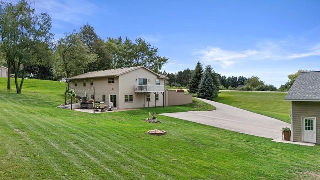 W255S6620 Oakdale DRIVE, Waukesha, WI 53189