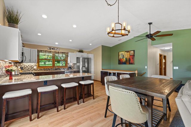 W255S6620 Oakdale DRIVE, Waukesha, WI 53189