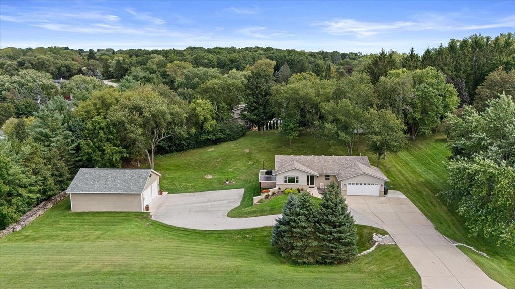 W255S6620 Oakdale DRIVE, Waukesha, WI 53189