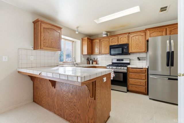 1331 Canyoncreek Street, Hanford, CA 93230