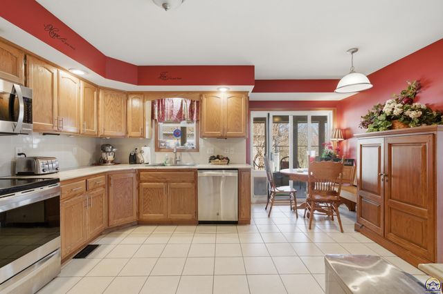 4606 SW Moundview DR, Topeka, KS 66610