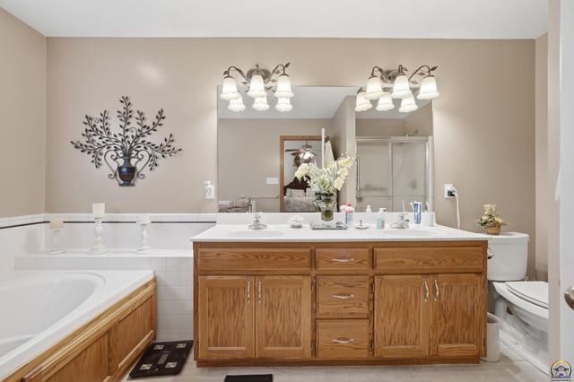 4606 SW Moundview DR, Topeka, KS 66610