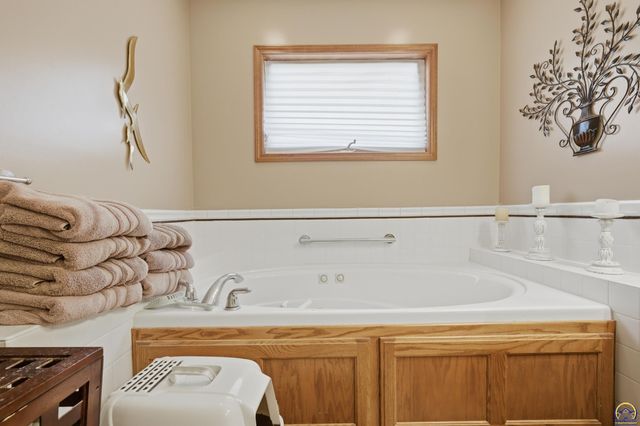 4606 SW Moundview DR, Topeka, KS 66610