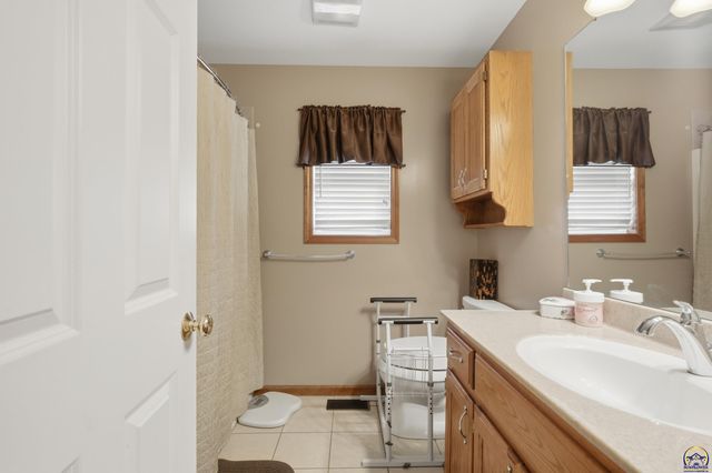 4606 SW Moundview DR, Topeka, KS 66610