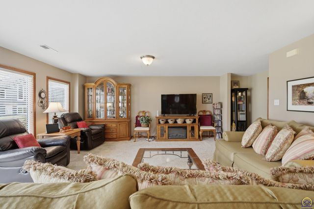 4606 SW Moundview DR, Topeka, KS 66610