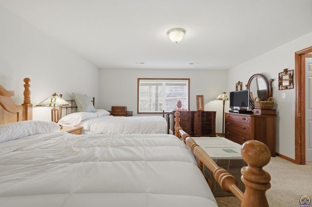 4606 SW Moundview DR, Topeka, KS 66610