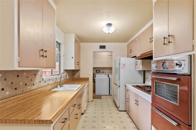 9825 Tujunga Canyon Place, Tujunga, CA 91042