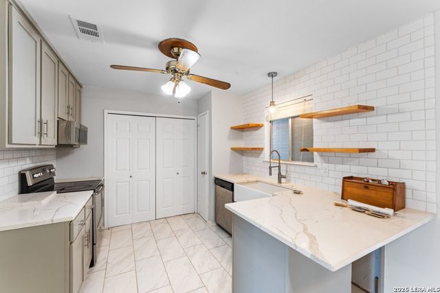 805 Garden Meadow Dr, Universal City, TX 78148