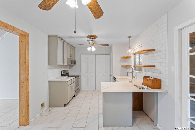 805 Garden Meadow Dr, Universal City, TX 78148