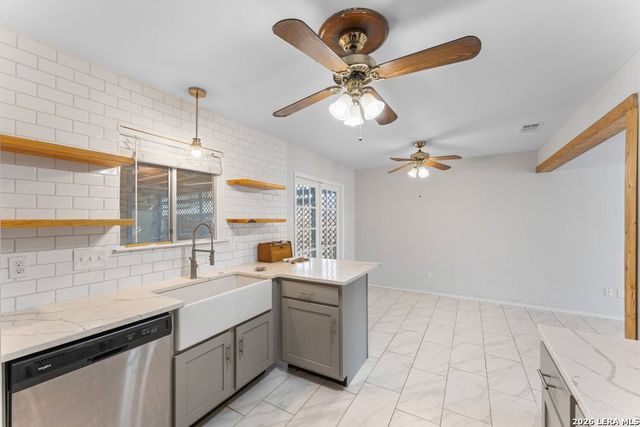 805 Garden Meadow Dr, Universal City, TX 78148