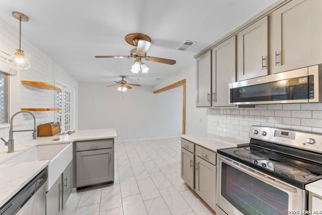 805 Garden Meadow Dr, Universal City, TX 78148