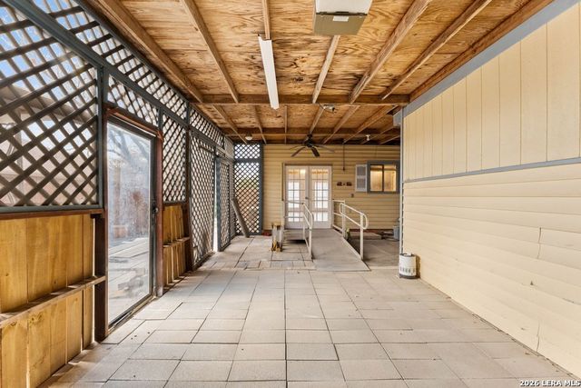 805 Garden Meadow Dr, Universal City, TX 78148