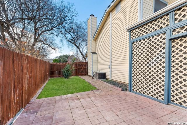 805 Garden Meadow Dr, Universal City, TX 78148