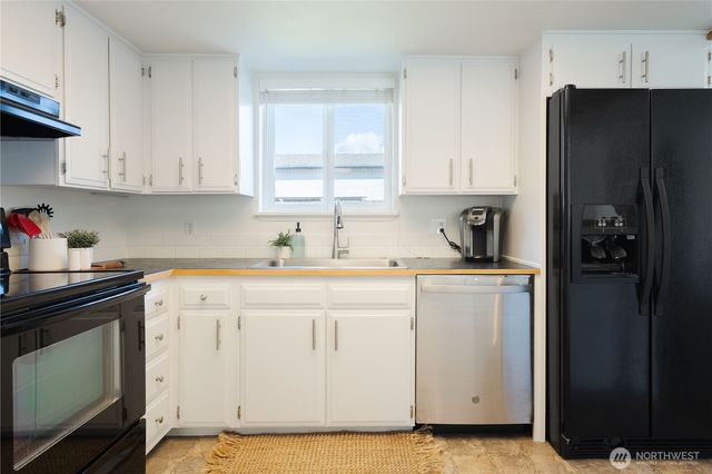 230 Peace Arch Court, Blaine, WA 98230