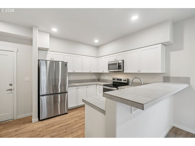 17168 Sw SNOWDALE St H-102, Beaverton, OR 97007