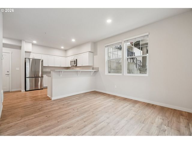 17168 Sw SNOWDALE St H-102, Beaverton, OR 97007