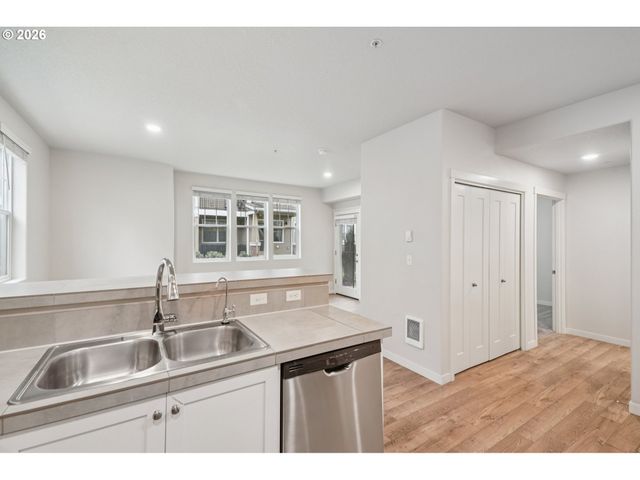 17168 Sw SNOWDALE St H-102, Beaverton, OR 97007