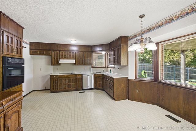 2412 W Fort Worth Street, Broken Arrow, OK 74012