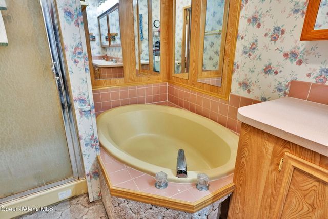 181 Circle DR, Hope, ID 83836